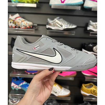 Chuteira Futsal Nike Supreme SB Gato IC Cinza - Pronta Entrega