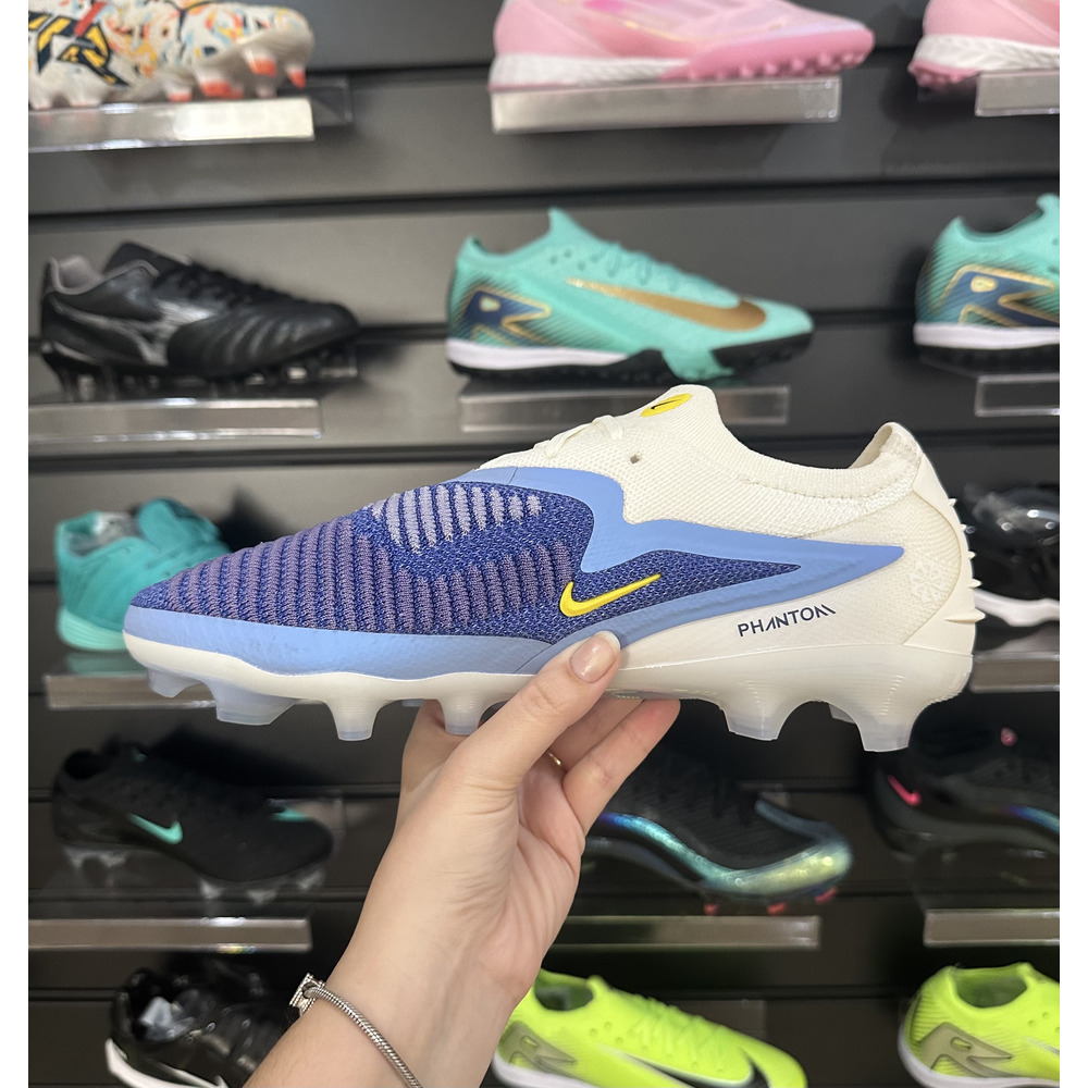 Chuteira Campo Nike Phantom GX 3 Elite FG ''Fear Nothing'' Branco, Azul e Amarelo - Pronta Entrega