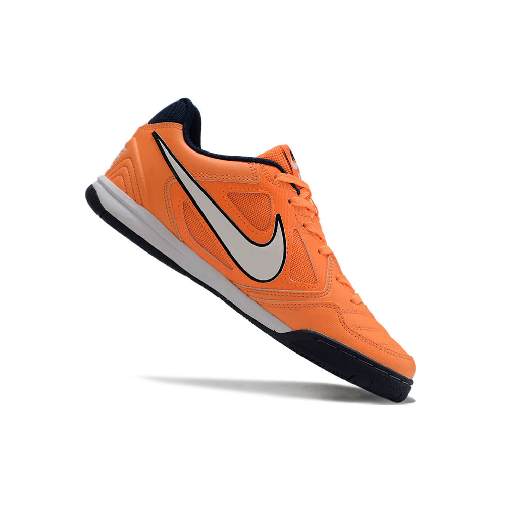 Chuteira Futsal Supreme x Nike SB Gato IC Laranja, Azul e Branco