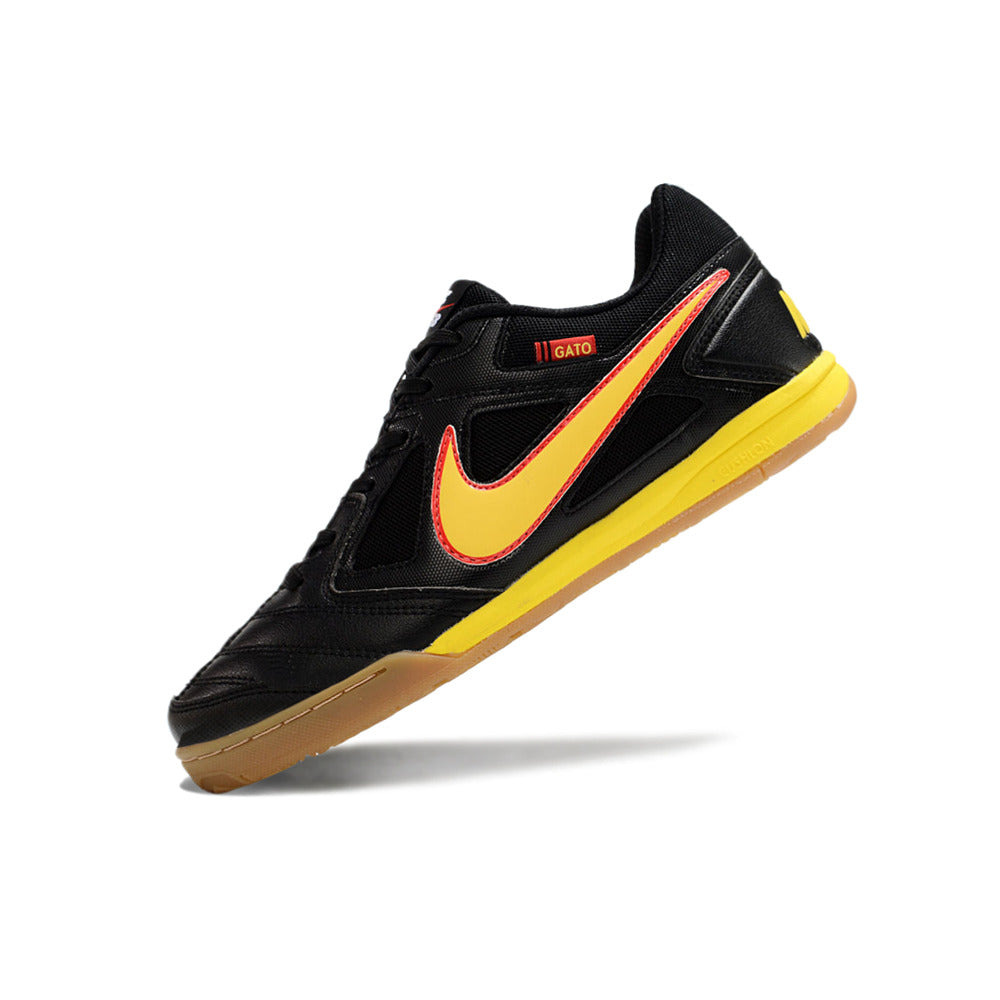 Chuteira Futsal Supreme x Nike SB Gato IC Preta, Amarelo e Vermelho